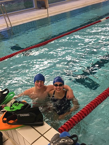 Sofie Maagøe og Valdemar Brøns nyder en pause under forberedelserne.